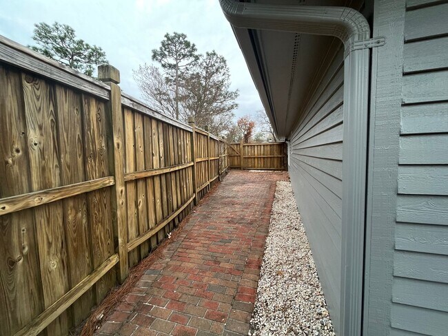 Building Photo - 6-month SUMMER rental within minutes of Wrightsville Beach!