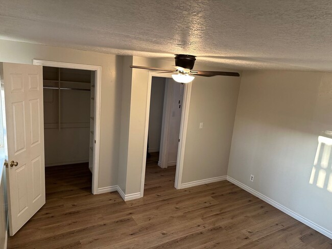 Building Photo - Great 3 bedroom and 2.5 bath home - 6 or 1...