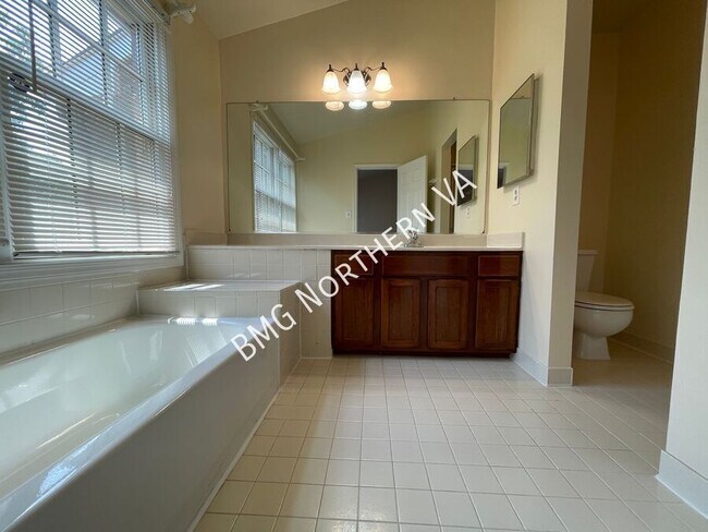 Building Photo - 2105 Kings Garden Way