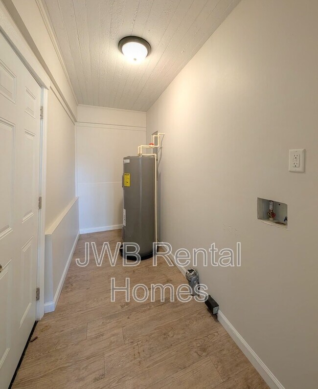 Building Photo - 6618 Avalon St