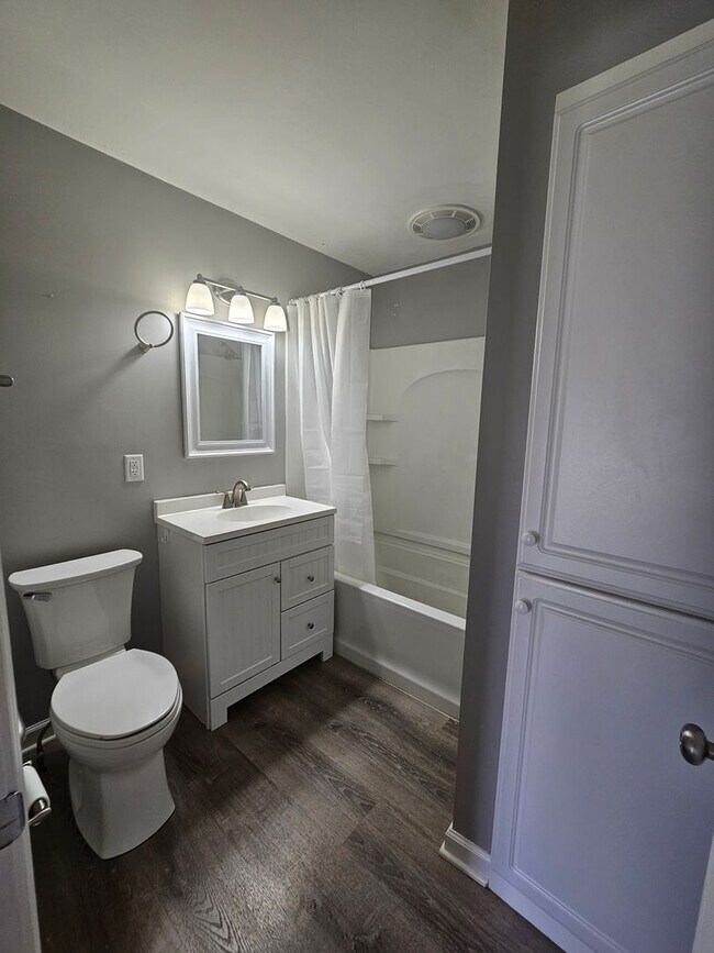 Building Photo - Charming 3-Bedroom Home with Private Yard ...