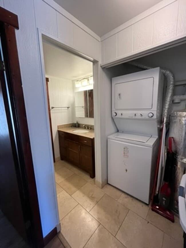 Building Photo - Winter Seasonal Lease! Sun filled, furnished and ready for you!