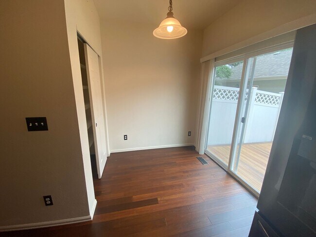 Building Photo - Beautiful 2 Bedroom 2 1/2 Bath Townhome in...