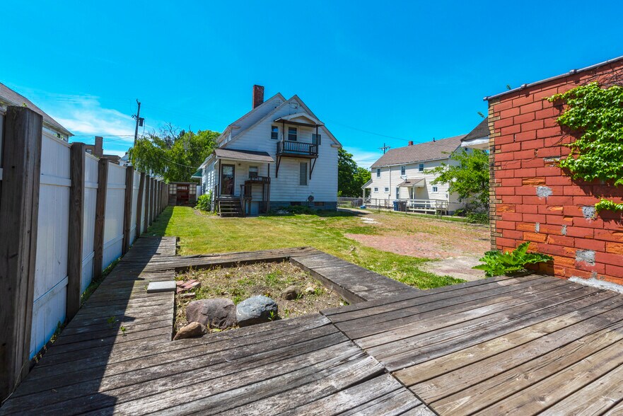 Building Photo - 1631 Lakewood Ave