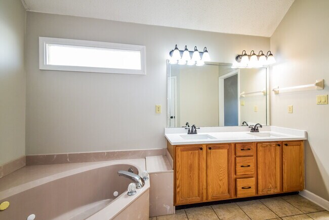 Building Photo - 1562 Appling Wood Cove N