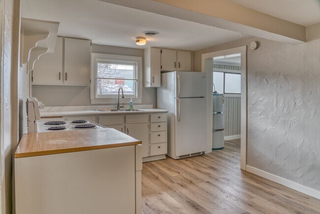 Building Photo - Crisp Remodeled 3-Bdr in Heart of Sisters!