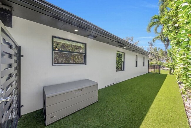 Building Photo - 5120 Carillo St