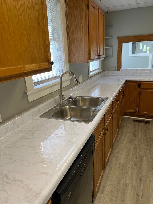 Building Photo - Charming 3-Bedroom/ 1 Bathroom house located in the heart of Topeka