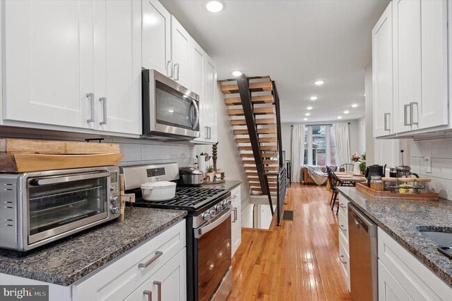 Building Photo - 1233 N Hollywood St