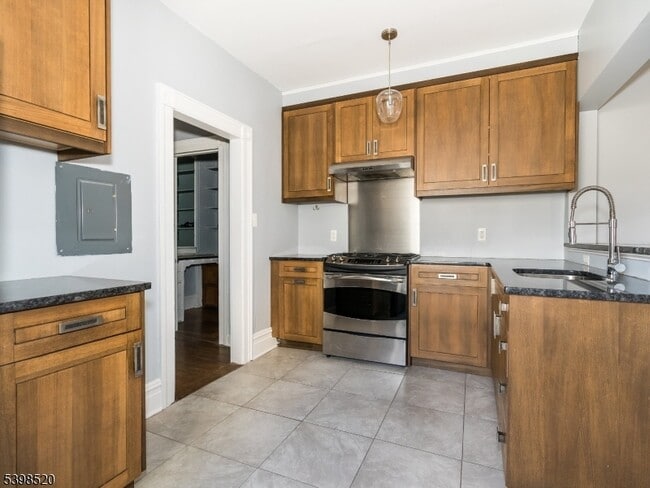 Building Photo - 81 Main St