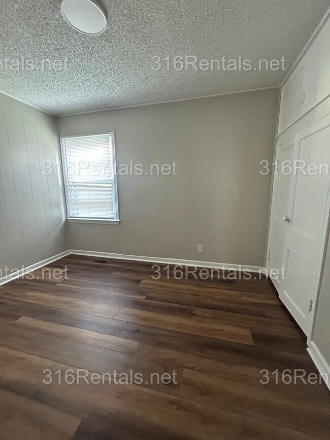 Building Photo - $1345 - 4 bed 1 bath - Single Family Home