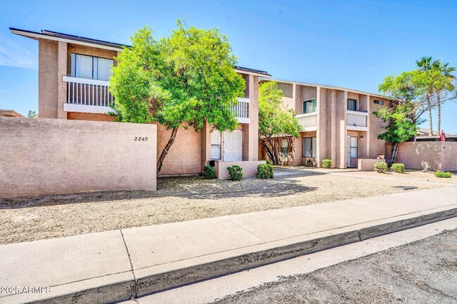 Primary Photo - 2845 E Tracy Ln