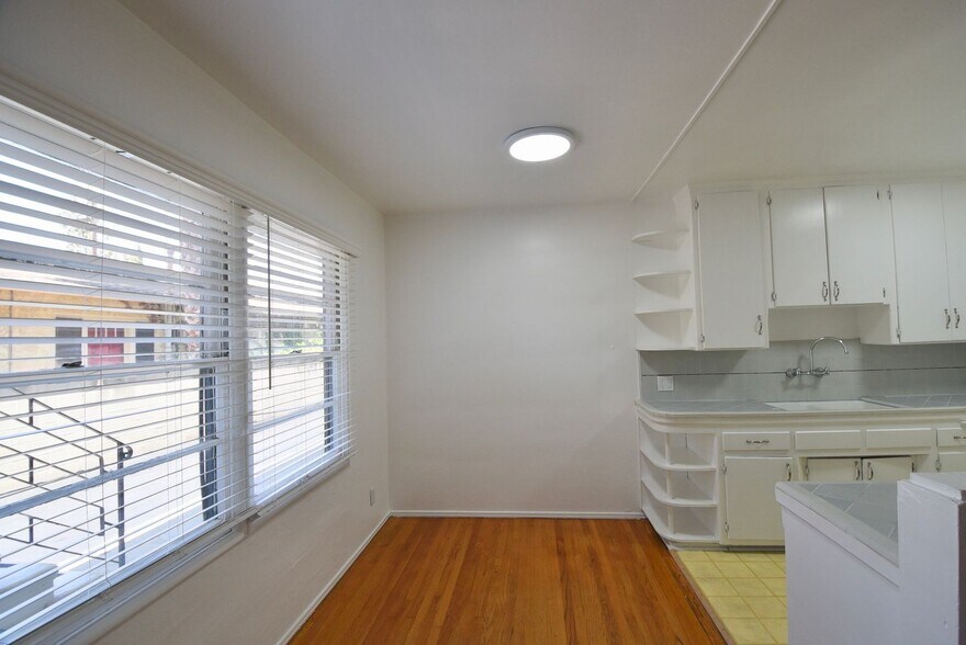 Building Photo - 10924 Camarillo St