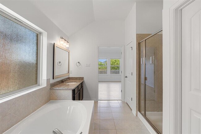 Building Photo - 450 Blossom Vly Strm