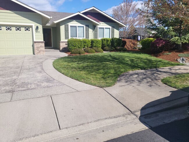 Building Photo - 3 bed 2 bath Home for Rent in Grants Pass