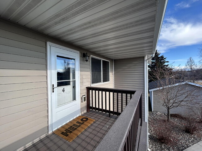 Building Photo - 2 Bed / 1 Bath Upstairs Condo with Garage. Convenient location