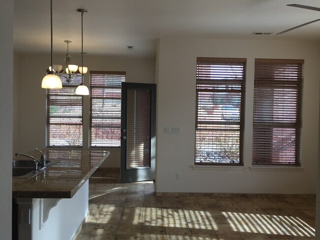 Building Photo - "Spacious 3-Bed, 3-Bath Townhouse with Gra...