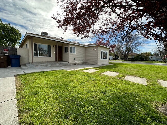 Building Photo - Eastside Corner Lot Tulare home coming soon!