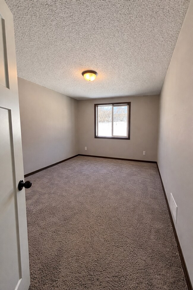 Building Photo - Beautiful 3bed 2bath Including a Master Suite