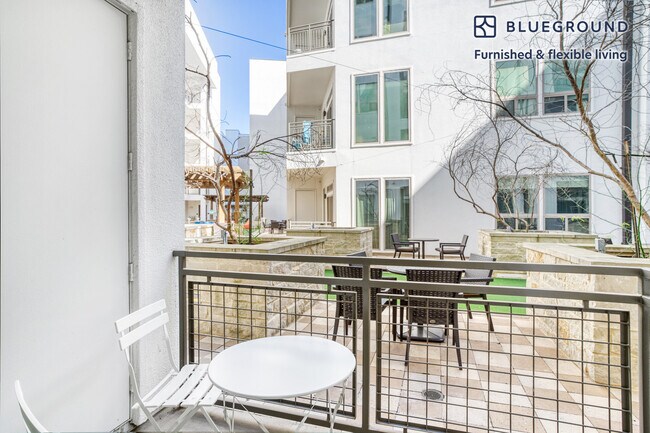 Building Photo - 422 W Riverside Dr