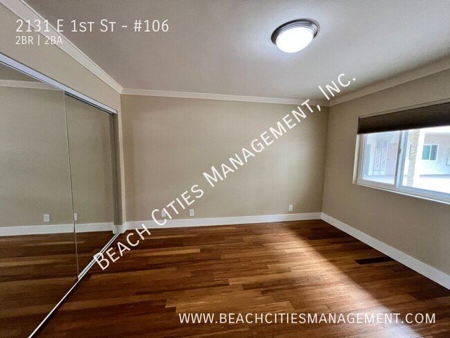 Building Photo - Condo located One Block from the Beach wit...