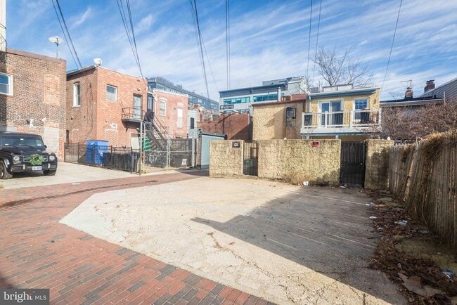 Building Photo - 730 6th St NE
