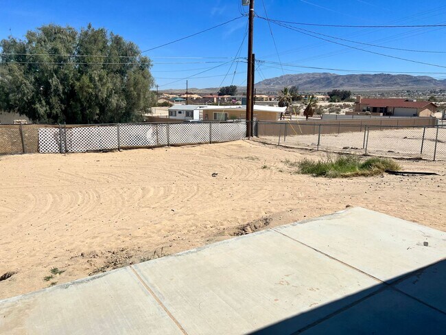 Building Photo - 5 Bedroom 2 Bath - Close to 29 Palms Marin...