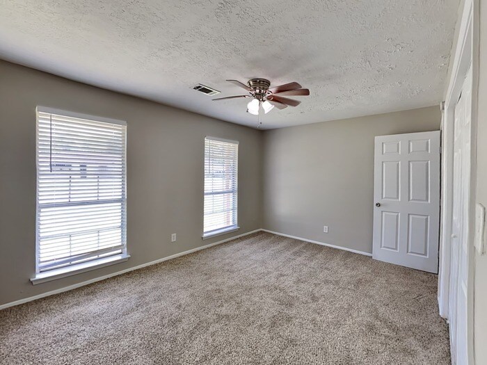 Building Photo - 809 Lochmoor Ln