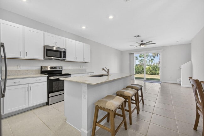 Building Photo - 846 SE grovebush Ln