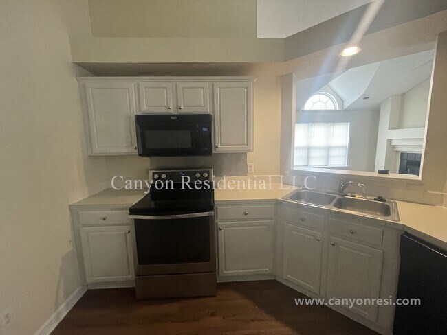 Building Photo - Beautiful 3b Room!Move in ready!