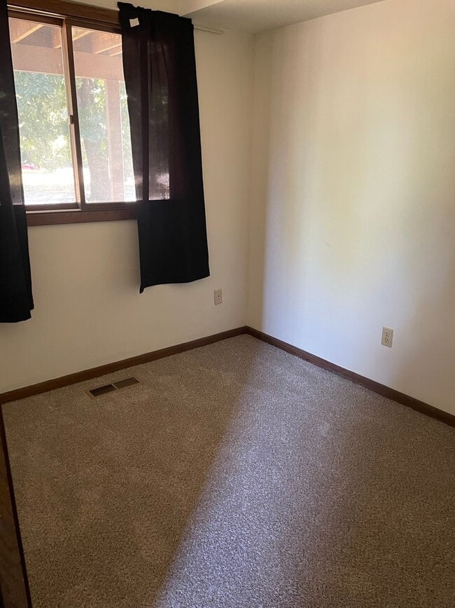 Building Photo - Blaine Townhome for Rent