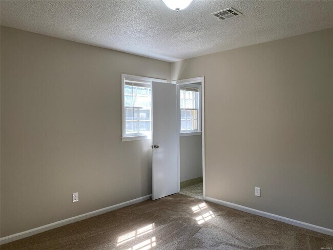 Building Photo - 306 Oakwild Dr