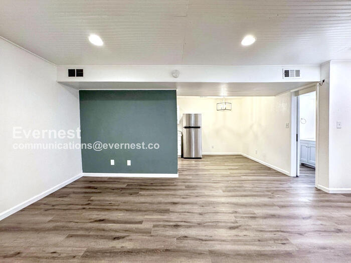 Building Photo - 5300 E Cherry Creek S Dr