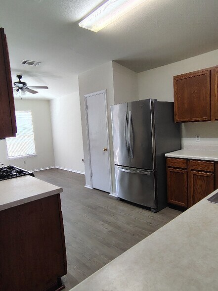 Building Photo - 382 Lake Washington Dr