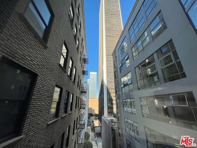 Building Photo - 727 W 7th St