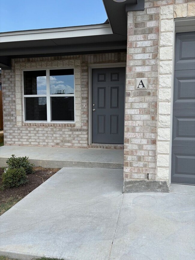 Building Photo - 2109 Wildewood Dr