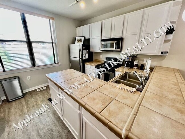 Building Photo - Beautiful 2 Bed 2.5 Bath Townhome Near The...
