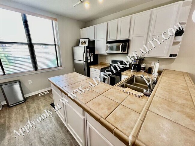 Building Photo - Beautiful 2 Bed 2.5 Bath Townhome Near The Plaza - Available NOW!!