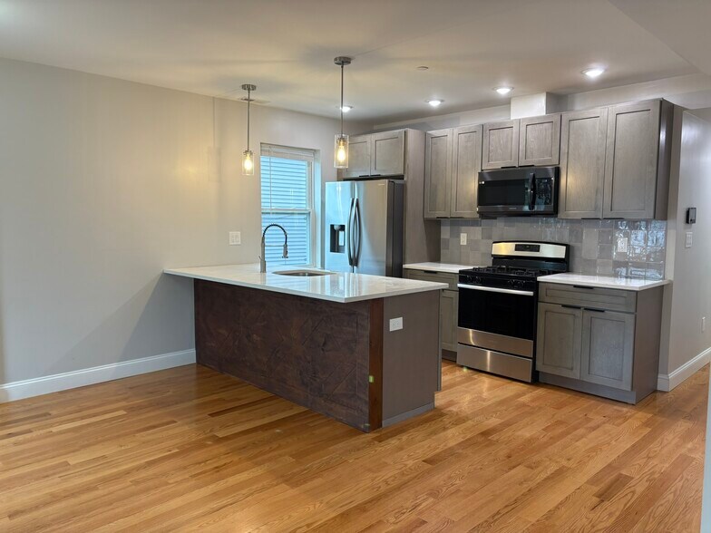 Building Photo - 595 Main St