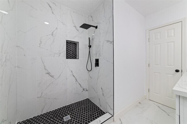 Building Photo - 9114 Mahoning Dr