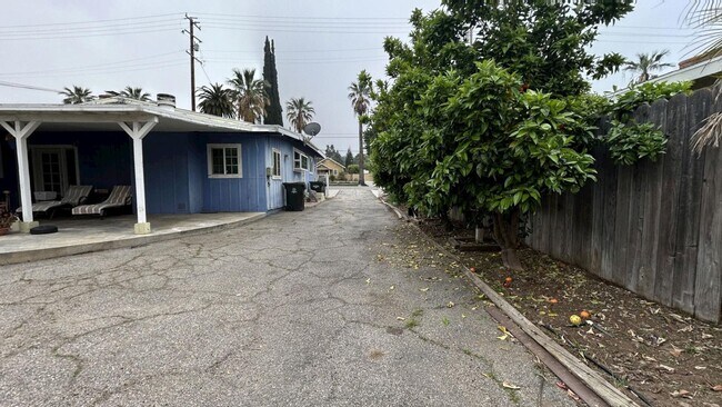 Building Photo - Spacious 4 Bedroom, 3 Bathroom Redlands Home!