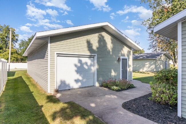 Building Photo - 269 Twin Lake Rd