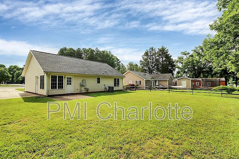 Building Photo - Room in House on S Ridge Ave