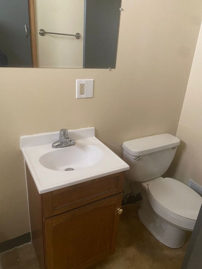 Building Photo - 730 E 12th St