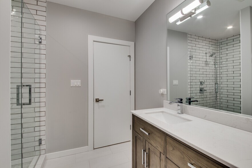 Building Photo - 2029 W Saint Paul Ave