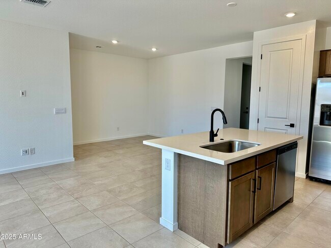 Building Photo - 25253 W Hidalgo Ave