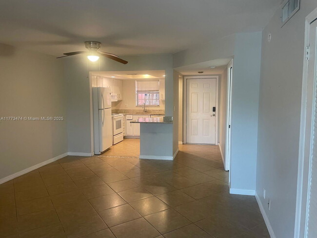 Building Photo - 660 Tennis Club Dr