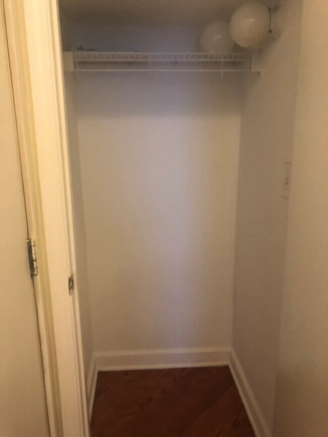 Building Photo - 1533 W Hollywood Ave