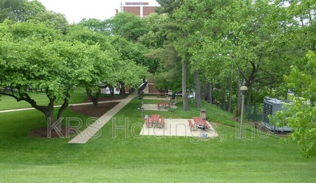 Building Photo - 1300 Army Navy Dr