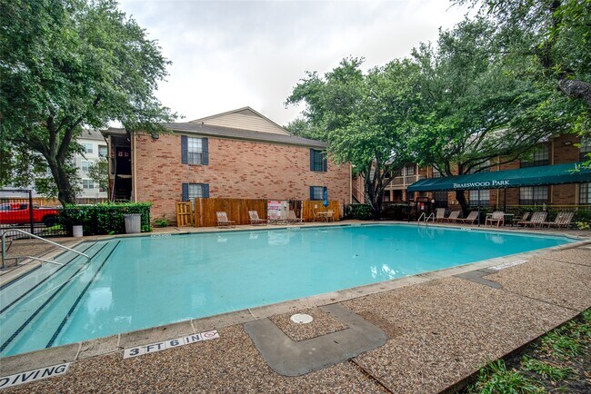 Building Photo - 2255 Braeswood Park Dr